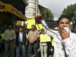 Unos 15 manifestantes se hicieron presentes en la sede del PRD Jalisco para señalar las irregularidades. A GARCÍA  /