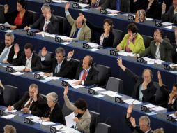 Los eurodiputados votan durante una sesión plenaria del Parlamento Europeo, en Estrasburgo. EFE  /