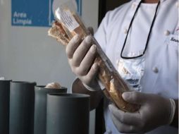 Un socorrista deposita paquetes de alimentos para ser enviados a los mineros atrapados en la mina a través de un gasoducto. AFP  /