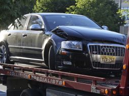 El auto de Tom Brady es trasladado en una grua luego del accidente. AP  /