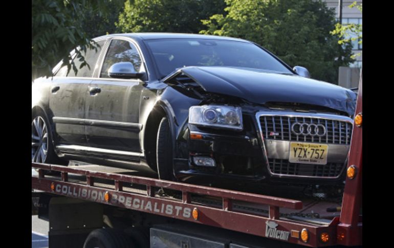 El auto de Tom Brady es trasladado en una grua luego del accidente. AP  /