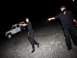 Personal inspecciona un puesto de seguridad de Hamás tras un ataque aéreo israelí en Ciudad de Gaza. EFE  /