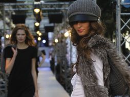 Modelos desfilaron sobre la pasarela instalada en Parizska. ESPECIAL  /