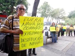 Integrantes del Colectivo Sol Azteca se manifestaron ayer en el edificio del PRD. A. GARCÍA  /