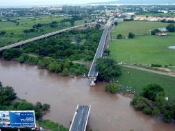 A la altura del Río Ameca se derrumbó el “puente viejo” que conecta Puerto Vallarta con Bahía de Banderas. EL INFORMADOR  /
