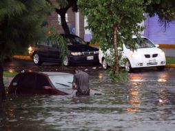 Al menos 10 vehículos quedaron varados en las avenidas afectadas por la precipitación pluvial A. HINOJOSA  /