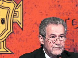 El presidente de la Federación Portuguesa de Futbol, Gilberto Madail, dio a conocer la noticia. AFP  /