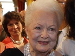 De Havilland, de 94 años, se veía radiante cuando Nicolas Sarkozy le prendió la insignia de ''chevalier''. AP  /