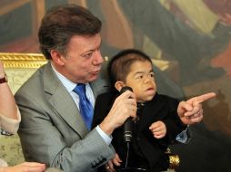 El presidente de Colombia, Juan Manuel Santos, trató a Niño como si fuera un niño. EFE  /