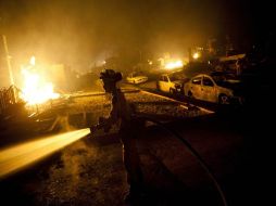 Entre 150 y 200 bomberos fueron enviados al lugar. AFP  /