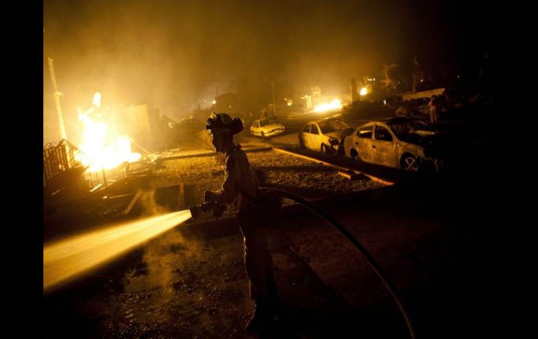 Entre 150 y 200 bomberos fueron enviados al lugar. AFP  /