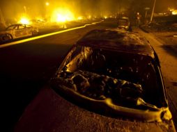 Los restos de un vehículo carbonizado en la zona de San Bruno, cerca del Aeropuerto Internacional de San Francisco. EFE  /