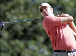 Matt Kuchar mira su tiro sobre el hoyo 11 durante la segunda ronda del torneo de golf. REUTERS  /