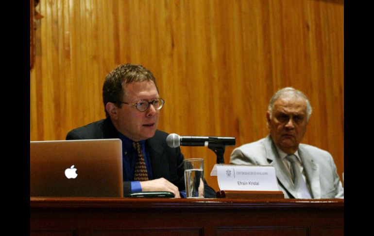 Kristal ofreció un análisis exhaustivo de la obra de Jorge Luis Borges en el Paraninfo de la UdeG. E. BARRERA  /