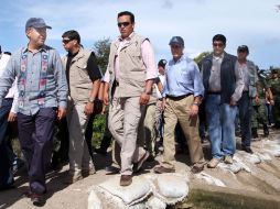 Un par de señoras esperan sentadas a unos familiares en lo que queda de la plazoleta de Tlacotalpan, Veracruz. EL UNIVERSAL  /