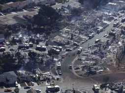 Vista aérea que muestra a bomberos y rescatistas que trabajan en las casas arruinadas en San Bruno. AP  /