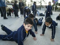 Es común que los escolares hagan deporte o actividad física sin calentamiento previo, por lo que se pueden lesionar facilmente. ARCHIVO  /