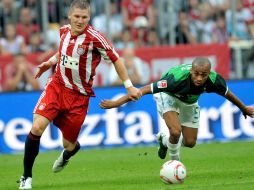 Sebastian Schweinsteiger (de) del Bayern Munich, lucha por el balón con Wesley (iz), del Werder Bremen, durante el partido. EFE  /