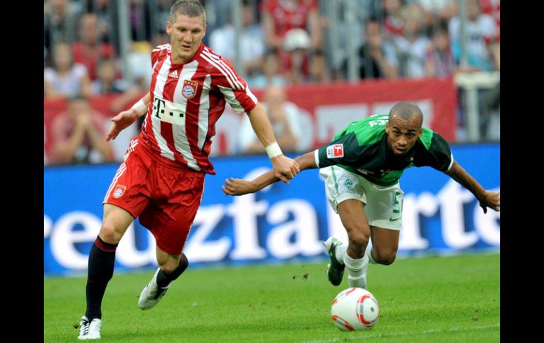 Sebastian Schweinsteiger (de) del Bayern Munich, lucha por el balón con Wesley (iz), del Werder Bremen, durante el partido. EFE  /