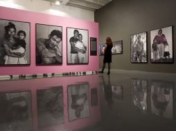 El fotoreportaje muestra el amor y el terror en blanco y negro de esos hombres y mujeres. EFE  /