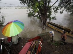 El río Yamuna continuó fluyendo por encima de la marca de peligro en Delhi, que afectan a la vida normal. AP  /