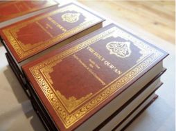 Algunos ejemplares del Corán que se pretendían quemar por un pastor evangélico estadounidense. EFE  /