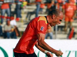 El delantero de Chiapas, Carlos Ochoa, festeja su primer gol en el partido. MEXSPORT  /