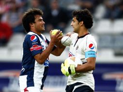 El partido fue muy disputado entre Tuzos y Chivas, en la imagen Cvitanich buscaba un balón ante la salida de Michel. JAMMEDIA  /