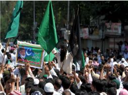 Cachemires protestan durante una concentración celebrada al término de las oraciones de la fiesta del Eid al-Fitr, en Srinagar. EFE  /
