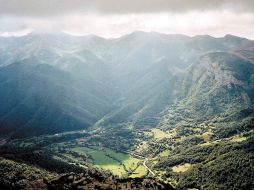 Vista desde la cima de Fuente Dé, España,. que tiene 847 metros de altura. ESPECIAL  /
