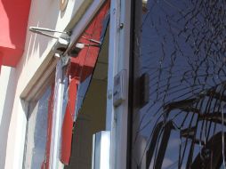 Daños a la fachada de una guardería en Ciudad Juárez, donde la Policía Federal detonó de manera “controlada” un carro-bomba. EFE  /