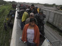 El tren de carga sirve de transporte a los ilegales de procedencia centroamericana, en su viaje hacia Estados Unidos. AP  /