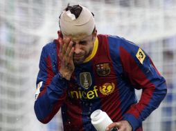 El defensa del Barcelona, Gerard Piqué, terminó el partido con un vendaje en la cabeza, tras recibir un fuerte golpe. REUTERS  /
