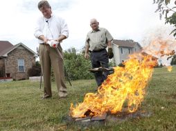 pastor cristiano de Florida.  Bob Old , pastor de Springfield, quema ejemplares del Corán, en Tennessee. REUTERS  /