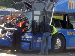 Un autobús de dos pisos se impactó contra un puente de baja estatura causando la muerte de cuatro personas. AP  /