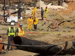 Trabajadores inspeccionan la red de gas de San Bruno, California. AP  /