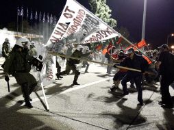 Manifestantes y policías chocan en Grecia durante la marcha contra la política de ajuste del premier Giorgos Papandreu. REUTERS  /