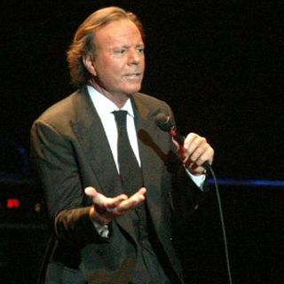 Julio Iglesias graba nuevamente sus éxitos