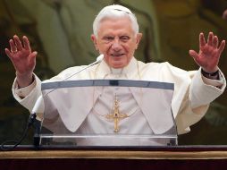 Benedicto se reunirá con la reina Isabel poco después de llegar y con el primer ministro Cameron en Londres. EFE  /