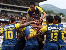 Los jugadores del América celebran el primer gol de las Águilas. MEXSPORT  /
