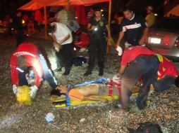 Aspecto de personal de servicios médicos municipales, en la atención a los heridos del granadazo en Puerto Vallarta. EFE  /