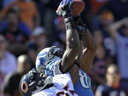El receptor Calvin Johnson de los Leones de Detroit atrapa un pase en la zona de final ante Chicago. AP  /