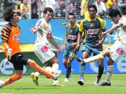 Guillermo Ochos detiene un disparo al delantero del Morelia Rafael Márquez. MEXSPORT  /