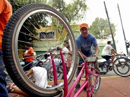 Adrián Jiménez se levanta temprano todos los domingos para hacer equipo con sus hijos en su pequeño taller de bicicletas. E. BARRERA  /