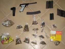 Algunas armas y balas decomisadas. ESPECIAL  /