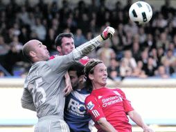 El portero español del Liverpool, Pepe Reina, despeja un balón con el puño. REUTERS  /