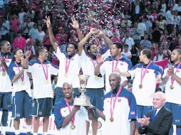 Estados Unidos muestra el trofeo de campeón, tras derrotar a Turquía 81-64. REUTERS  /