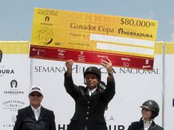 Enrique González muestra el cheque al que se hizo acreedor, al conquistar la Copa Tequila Herradura 2010. A. CAMACHO  /