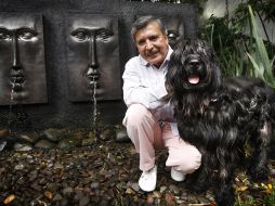 Sergio Bustamante posa con su mascota en la galería de Tlaquepaque. S.NÚÑEZ  /