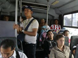 En unidades de las líneas Turquesa y TUR se encontró que en ocasiones hay pasajeros de pie. E. BARRERA  /